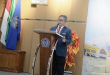 Dekan FEB UMS Prof. Dr. Muzakar Isa memberikan sambutan pada Pelepasan Wisudawan FEB UMS 2026.