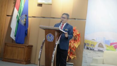 Dekan FEB UMS Prof. Dr. Muzakar Isa memberikan sambutan pada Pelepasan Wisudawan FEB UMS 2026.