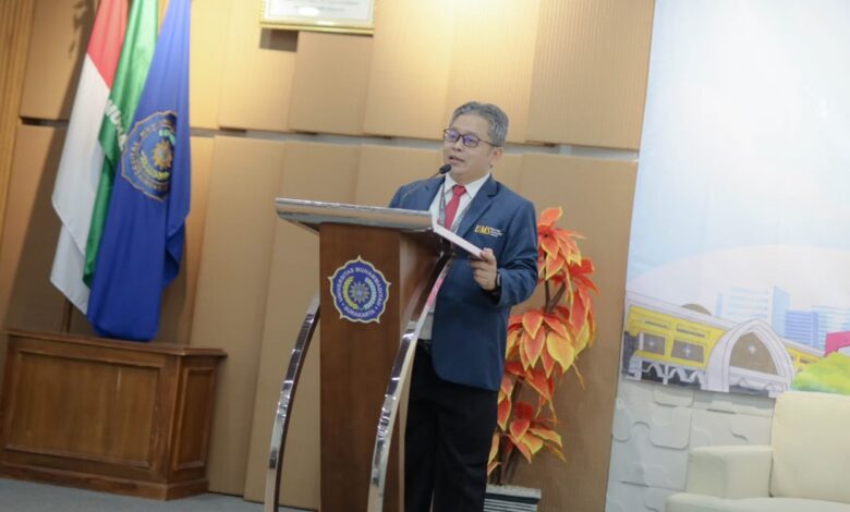 Dekan FEB UMS Prof. Dr. Muzakar Isa memberikan sambutan pada Pelepasan Wisudawan FEB UMS 2026.