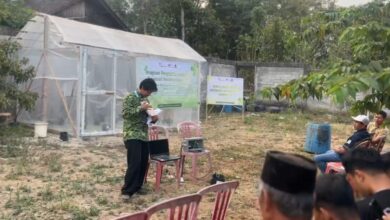 Mahasiswa PPK Ormawa HMP PTI UMS memperagakan alat teknologi IoT smart farming di depan petani Desa Seboto Boyolali dekat greenhouse