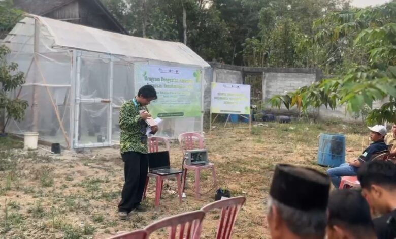 Mahasiswa PPK Ormawa HMP PTI UMS memperagakan alat teknologi IoT smart farming di depan petani Desa Seboto Boyolali dekat greenhouse