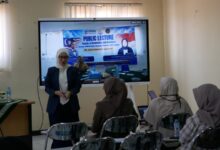 Suasana kegiatan Public Lecture FEB UMPP Pekalongan yang membahas integrasi ESG dan nilai Islam bersama pembicara di depan layar presentasi interaktif.