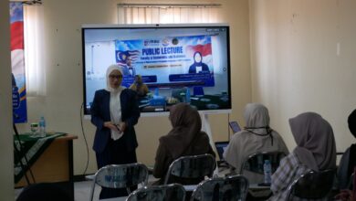 Suasana kegiatan Public Lecture FEB UMPP Pekalongan yang membahas integrasi ESG dan nilai Islam bersama pembicara di depan layar presentasi interaktif.