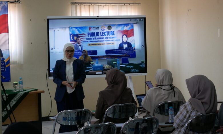 Suasana kegiatan Public Lecture FEB UMPP Pekalongan yang membahas integrasi ESG dan nilai Islam bersama pembicara di depan layar presentasi interaktif.