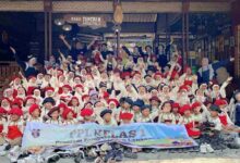 Siswa SD Muhammadiyah PK Banyudono dan guru pendamping berfoto bersama mengenakan celemek dan topi koki dalam kegiatan PPL di Juglo Tentrem Argotelo Salatiga.