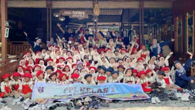 Siswa SD Muhammadiyah PK Banyudono dan guru pendamping berfoto bersama mengenakan celemek dan topi koki dalam kegiatan PPL di Juglo Tentrem Argotelo Salatiga.