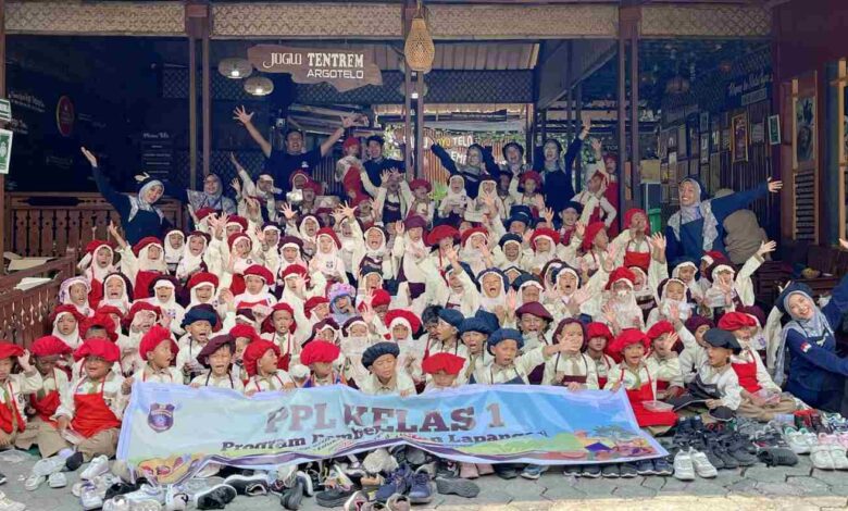 Siswa SD Muhammadiyah PK Banyudono dan guru pendamping berfoto bersama mengenakan celemek dan topi koki dalam kegiatan PPL di Juglo Tentrem Argotelo Salatiga.