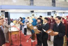 Suasana prosesi pengucapan sumpah profesi lulusan FIKES UMP di Auditorium Ukhuwah Islamiyah Universitas Muhammadiyah Purwokerto.