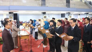 Suasana prosesi pengucapan sumpah profesi lulusan FIKES UMP di Auditorium Ukhuwah Islamiyah Universitas Muhammadiyah Purwokerto.