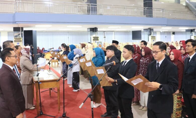 Suasana prosesi pengucapan sumpah profesi lulusan FIKES UMP di Auditorium Ukhuwah Islamiyah Universitas Muhammadiyah Purwokerto.