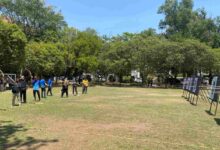Peserta membidik sasaran dalam gelaran Turnamen Panahan UMS di lapangan terbuka Kampus Universitas Muhammadiyah Surakarta.