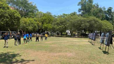 Peserta membidik sasaran dalam gelaran Turnamen Panahan UMS di lapangan terbuka Kampus Universitas Muhammadiyah Surakarta.