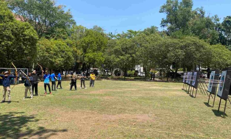 Peserta membidik sasaran dalam gelaran Turnamen Panahan UMS di lapangan terbuka Kampus Universitas Muhammadiyah Surakarta.