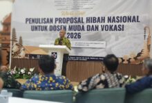 Prof Harun Joko Prayitno memberikan arahan dalam Workshop Penulisan Proposal Hibah Penelitian Dosen 2026 di BIM University Bali.