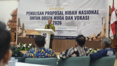 Prof Harun Joko Prayitno memberikan arahan dalam Workshop Penulisan Proposal Hibah Penelitian Dosen 2026 di BIM University Bali.