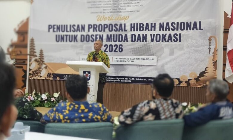 Prof Harun Joko Prayitno memberikan arahan dalam Workshop Penulisan Proposal Hibah Penelitian Dosen 2026 di BIM University Bali.