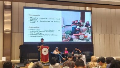 Jody Julian Putra Caesar mahasiswa UMS mempresentasikan gerakan penyelamatan sampah pangan di podium forum 2nd Regional Congress on Organic and Climate Jakarta.