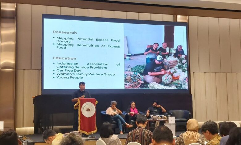 Jody Julian Putra Caesar mahasiswa UMS mempresentasikan gerakan penyelamatan sampah pangan di podium forum 2nd Regional Congress on Organic and Climate Jakarta.