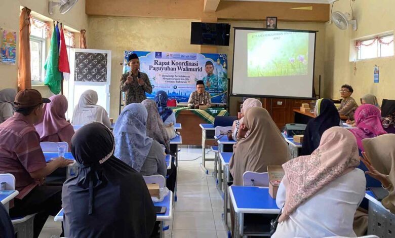 Suasana Rapat Paguyuban Wali Murid SD Muhammadiyah PK Banyudono untuk mendidik anak di era digita