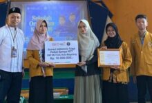 Penyerahan simbolis papan donasi bencana NTT sebesar Rp10 Juta dari SMP Mutual Magelang kepada Lazismu