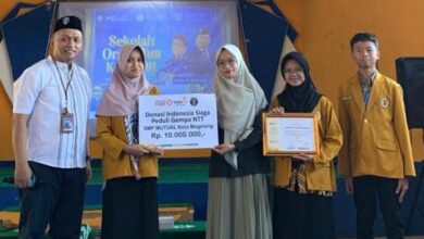 Penyerahan simbolis papan donasi bencana NTT sebesar Rp10 Juta dari SMP Mutual Magelang kepada Lazismu
