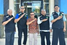 Pengurus BikersMu Temanggung foto bersama Ketua PDM Temanggung di Gedung PDM Temanggung.
