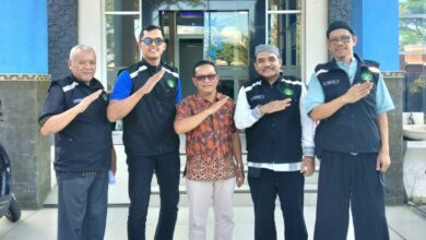 Pengurus BikersMu Temanggung foto bersama Ketua PDM Temanggung di Gedung PDM Temanggung.