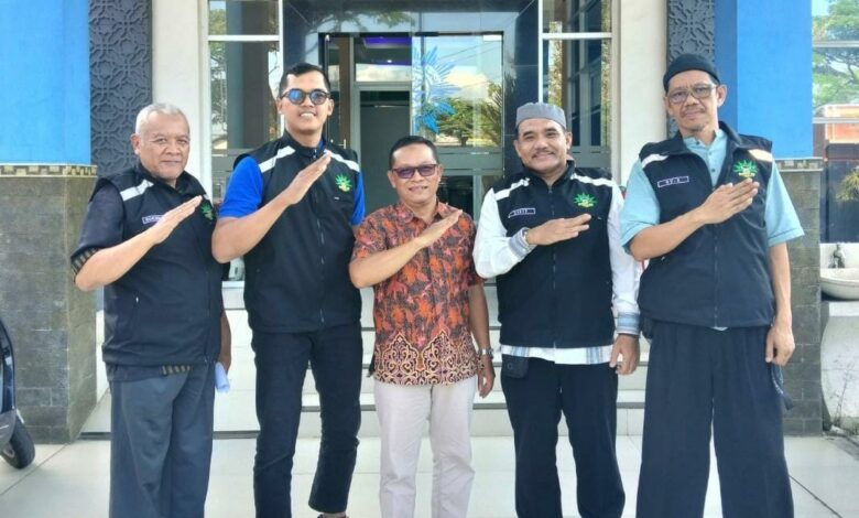 Pengurus BikersMu Temanggung foto bersama Ketua PDM Temanggung di Gedung PDM Temanggung.