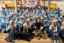 Siswa dan guru SD Muhammadiyah PK Banyudono foto bersama saat kegiatan pembelajaran lapangan pembuatan gerabah di Klaten.