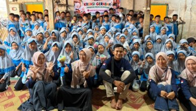 Siswa dan guru SD Muhammadiyah PK Banyudono foto bersama saat kegiatan pembelajaran lapangan pembuatan gerabah di Klaten.