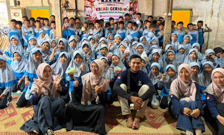 Siswa dan guru SD Muhammadiyah PK Banyudono foto bersama saat kegiatan pembelajaran lapangan pembuatan gerabah di Klaten.