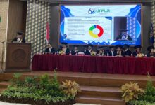 Rektor menyampaikan laporan tahunan pada Sidang Terbuka Senat Milad ke-62 UMPWR di Auditorium Kasman Singodimedjo