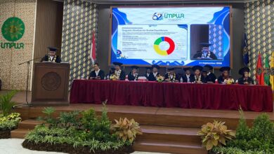 Rektor menyampaikan laporan tahunan pada Sidang Terbuka Senat Milad ke-62 UMPWR di Auditorium Kasman Singodimedjo