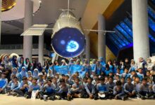 Siswa SD Muhammadiyah PK Banyudono berfoto bersama di depan replika wahana antariksa Tahir Solo Museum