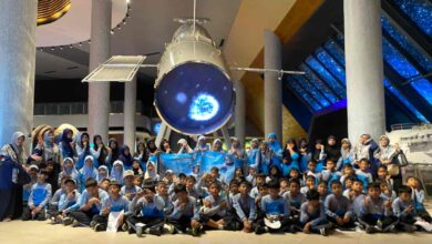 Siswa SD Muhammadiyah PK Banyudono berfoto bersama di depan replika wahana antariksa Tahir Solo Museum
