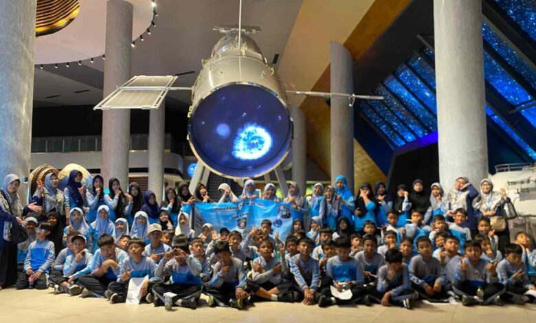 Siswa SD Muhammadiyah PK Banyudono berfoto bersama di depan replika wahana antariksa Tahir Solo Museum