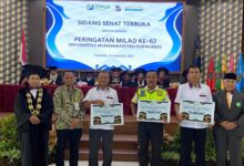 Rektor UMPWR foto bersama tiga tenaga kependidikan penerima hadiah umroh tendik UMPWR saat Sidang Terbuka Senat Milad ke-62.