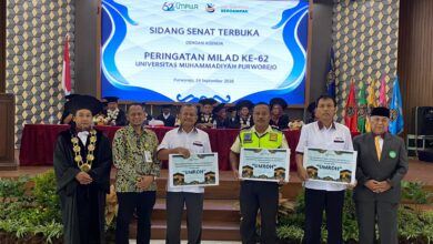 Rektor UMPWR foto bersama tiga tenaga kependidikan penerima hadiah umroh tendik UMPWR saat Sidang Terbuka Senat Milad ke-62.