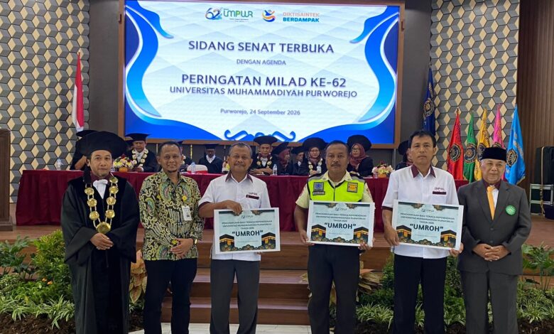 Rektor UMPWR foto bersama tiga tenaga kependidikan penerima hadiah umroh tendik UMPWR saat Sidang Terbuka Senat Milad ke-62.