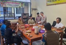Jajaran pengurus PCM Kajoran menyerahkan tuntutan resmi penanganan kasus penganiayaan aktivis Muhammadiyah Magelang kepada Polsek Kajoran di dalam ruangan rapat.