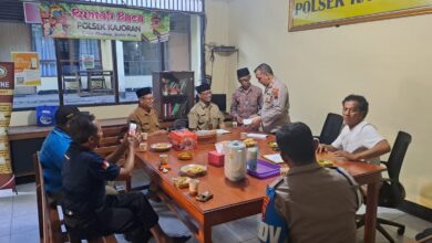 Jajaran pengurus PCM Kajoran menyerahkan tuntutan resmi penanganan kasus penganiayaan aktivis Muhammadiyah Magelang kepada Polsek Kajoran di dalam ruangan rapat.