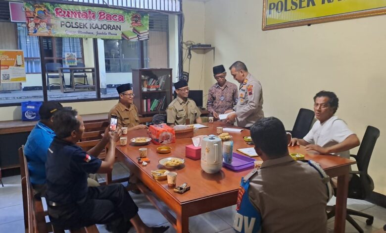 Jajaran pengurus PCM Kajoran menyerahkan tuntutan resmi penanganan kasus penganiayaan aktivis Muhammadiyah Magelang kepada Polsek Kajoran di dalam ruangan rapat.