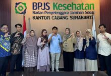 Jajaran manajemen RS UMS A.R. Fachrudin dan BPJS Kesehatan Surakarta berfoto bersama saat koordinasi layanan rujukan JKN.