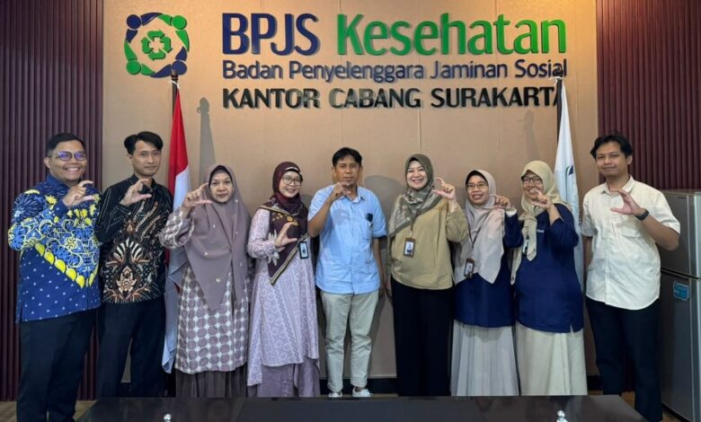 Jajaran manajemen RS UMS A.R. Fachrudin dan BPJS Kesehatan Surakarta berfoto bersama saat koordinasi layanan rujukan JKN.