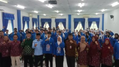 Suasana pembukaan PKKMB STIE Muhammadiyah Cilacap 2026, memperlihatkan para pimpinan kampus, pimpinan PDM, dan peserta mahasiswa baru pose bersama mengepalkan tangan di aula.