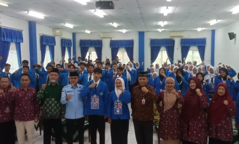 Suasana pembukaan PKKMB STIE Muhammadiyah Cilacap 2026, memperlihatkan para pimpinan kampus, pimpinan PDM, dan peserta mahasiswa baru pose bersama mengepalkan tangan di aula.