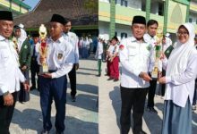 Siswa At-Tajdid Blora juara OMI 2026 menerima piala penghargaan dari Kepala Kemenag Blora Roziqun saat upacara di MTsN Blora