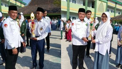 Siswa At-Tajdid Blora juara OMI 2026 menerima piala penghargaan dari Kepala Kemenag Blora Roziqun saat upacara di MTsN Blora
