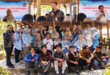 Foto bersama pelepasan wisudawan Pendidikan Biologi UMS periode September 2026 bersama jajaran pimpinan prodi, alumni, dan penceramah di Sambelan Salira.