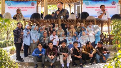 Foto bersama pelepasan wisudawan Pendidikan Biologi UMS periode September 2026 bersama jajaran pimpinan prodi, alumni, dan penceramah di Sambelan Salira.